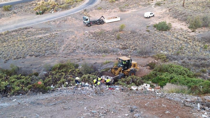 San Bartolomé de Tirajana retira toneladas de residuos de la ladera de Lomo Gordo