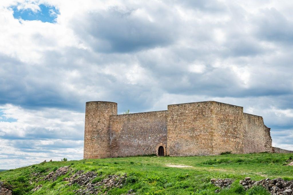 Solitario castillo de Medinaceli que hoy alberga el cementerio de la localidad