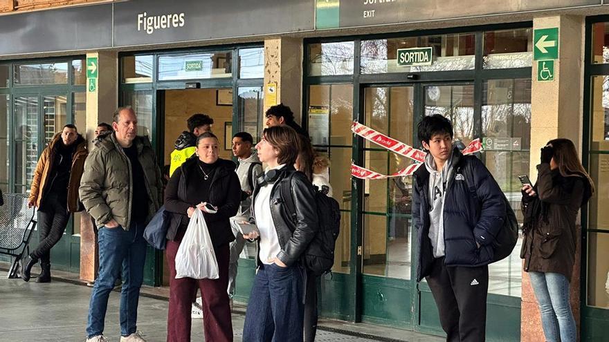 Usuarios de la estación de Figueres se sienten "humillados": "Volvemos a la normalidad, los trenes van con una hora de retraso"