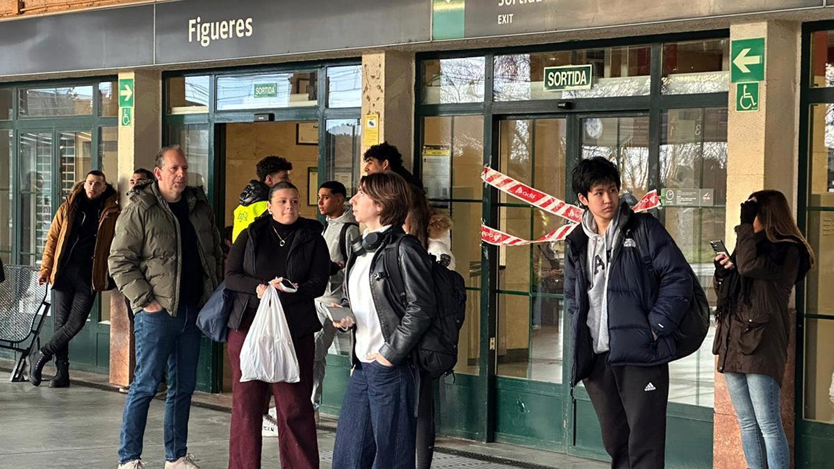 Usuarios de la estación de Figueres se sienten "humillados": "Volvemos a la normalidad, los trenes van con una hora de retraso"