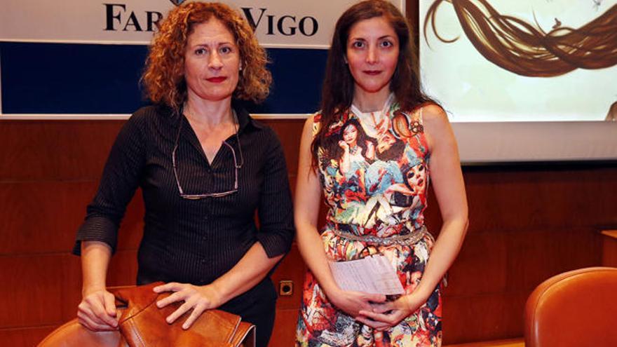 Espido Freire junto a Edurne Baines en la conferencia del Club Faro // Marta G. Brea