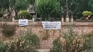 Pancartas en el Palacio de Justicia contra la sentencia que libra de la cárcel a los acusados de prostituir a menores