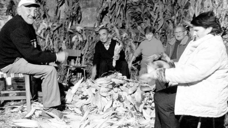 Varios vecinos, durante la esfoyaza de la noche del sábado en Navelgas. | pepe rodríguez