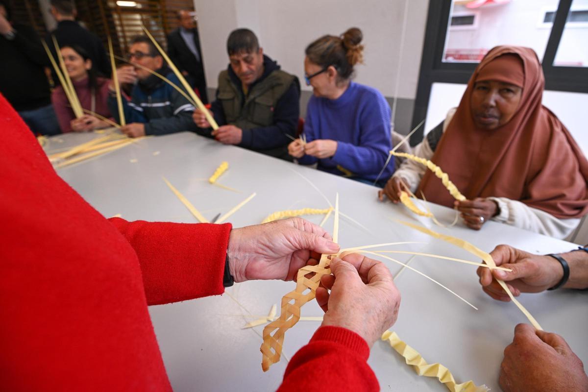 Caritas Elche organiza un taller de palma blanca con el fin de recaudar fondos con unas 7000 solapas para domingo de ramos Caritas Elche organiza un taller de palma blanca con el fin de recaudar fondos con unas 7000 solapas para domingo de ramos