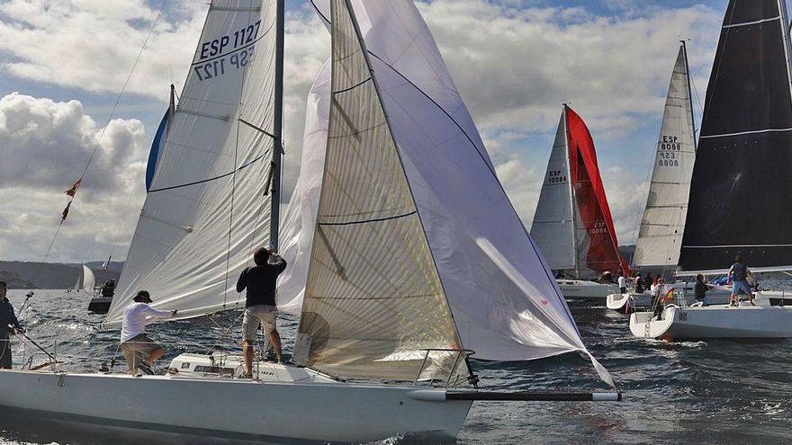 La flota de la Regata Mar de Maeloc Rías Altas, en el momento de la salida de la cuarta etapa en Cedeira.