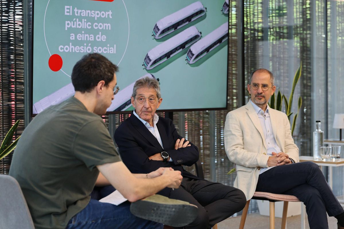 Humberto López y Manuel Valdés participan en la Mesa redonda sobre transporte público organizada por El Periódico.