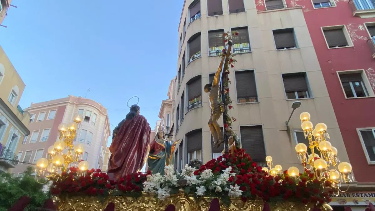 Dos ángeles a los pies de la Virgen se unen a la Pasión magenta en el cortejo por las calles Murcia