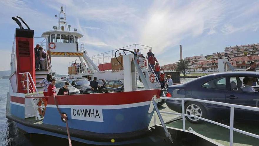 El ferry Santa Rita de Cassia en el muelle de A Pasaxe, en uno de los viajes del pasado año. //C.C. / J. V.