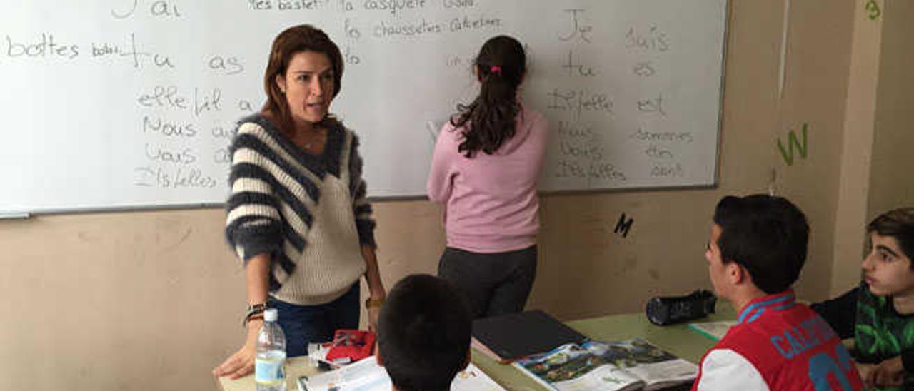 La profesora Laura Socorro en el aula con alumnos de 1º de la ESO en el IES Pablo Montesinos.