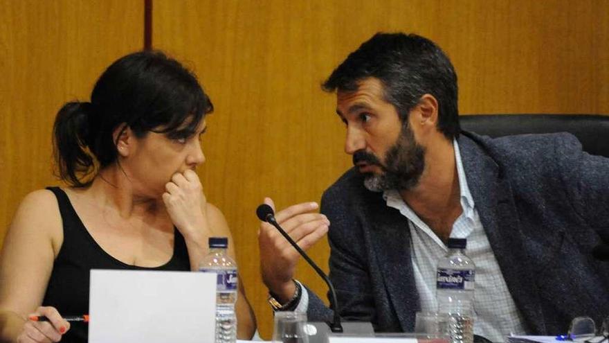 La portavoz socialista con el alcalde, ayer, en el pleno. // Iñaki Abella