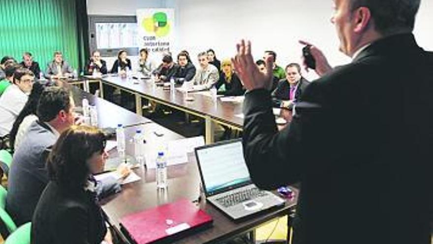 Enrique Jáimez, de espaldas, expone el proyecto de los clusters.