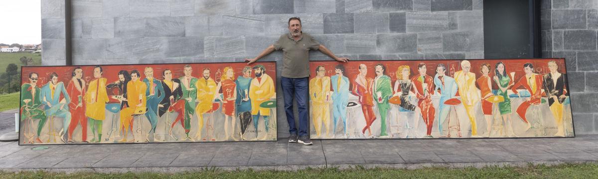 Juan José Álvarez posa junto a los cuadros de Vivancos en su casa en Latores.