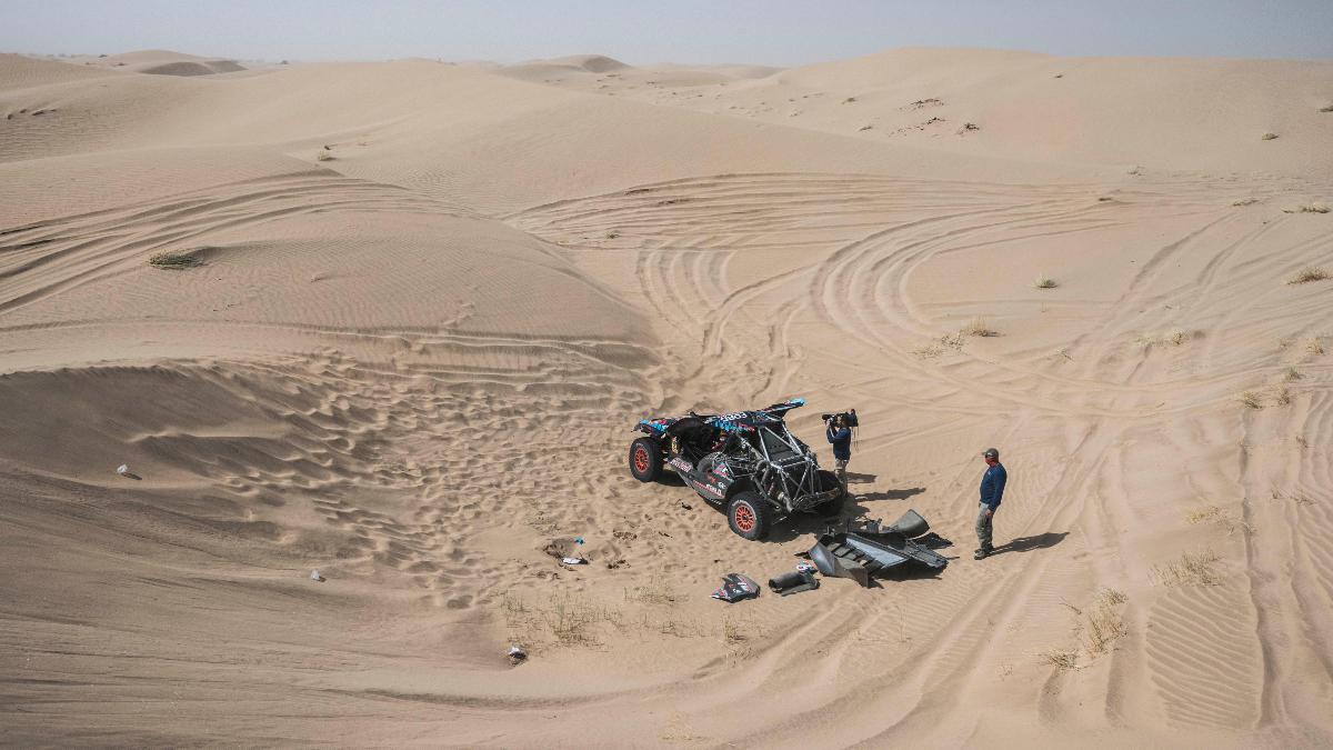 Carlos Sainz, tras su accidente en las dunas