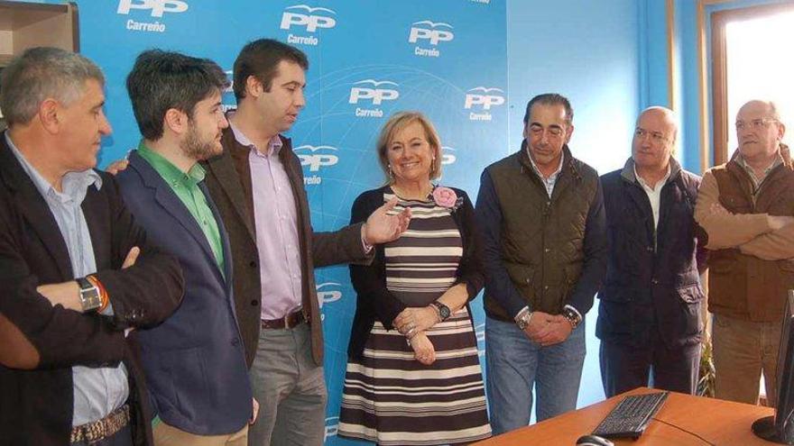 Mercedes Fernández y Fernando Goñi, en el centro, durante la inauguración.