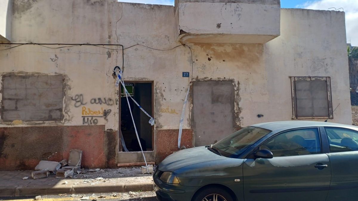 Agente de la Policía Científica en la casa ocupada en San Matías