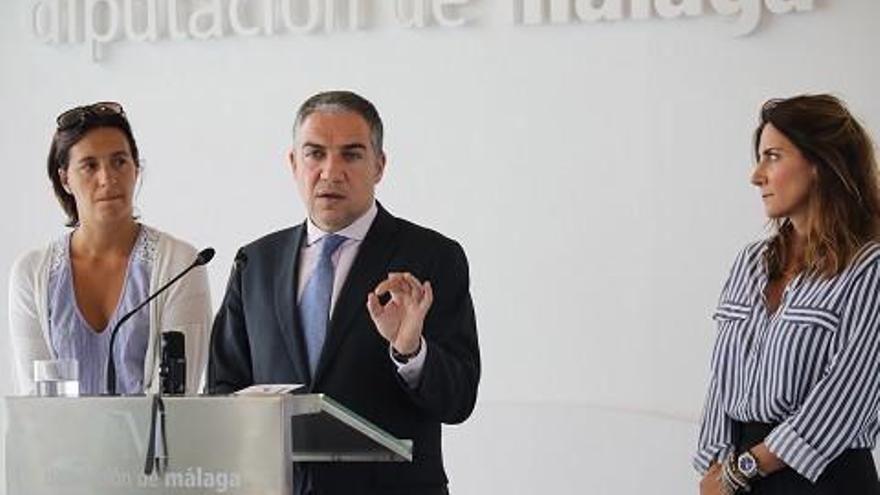 Elías Bendodo junta a Ana Mata y Lourdes Burgos, durante la rueda de prensa.