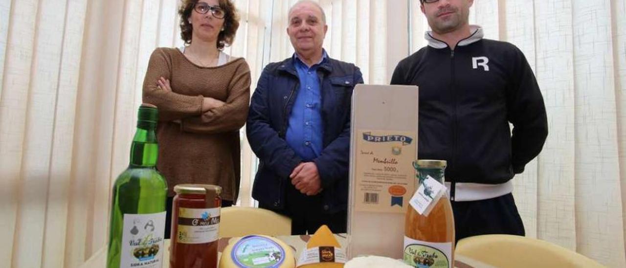 El presidente de la asociación, José Luis Rodríguez (centro), con productos de la tienda. // Bernabé/Gutier