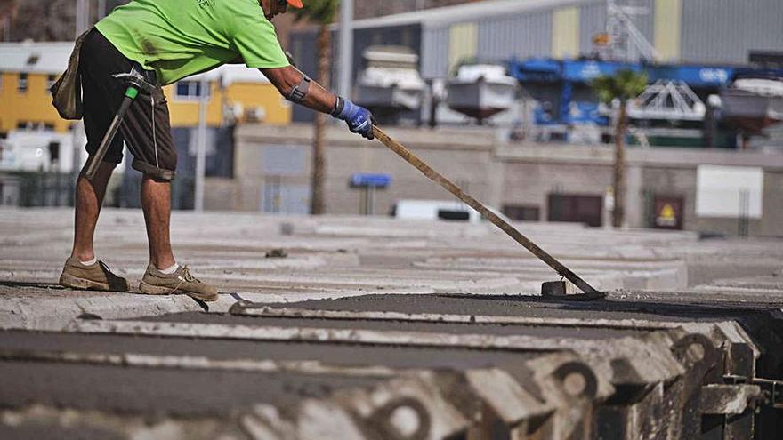 Un trabajador aplana el cemento