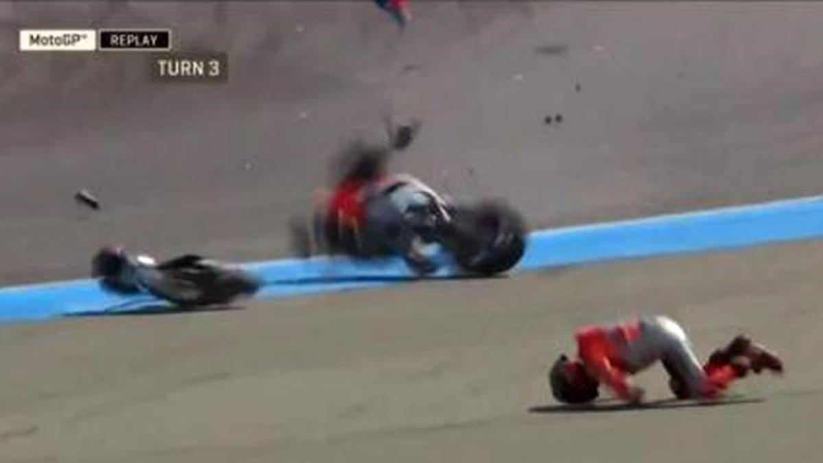 Jorge Lorenzo rueda por la pista de Buriram, mientras su Ducati se destroza.