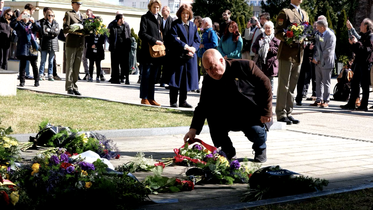 Ofrenda floral llevada a cabo en la población de Hradischko en memoria de los fallecidos. | LEVANTE-EMV