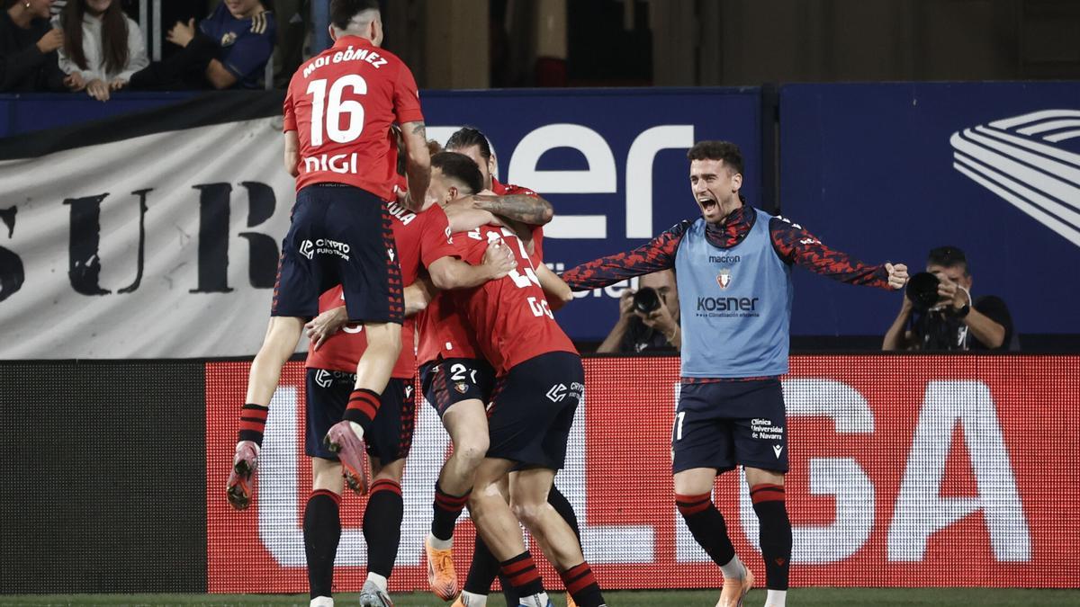 Los jugadores de Osasuna celebran su primer gol durante el partido de LaLiga ante el Getafe
