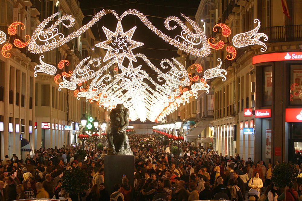 Las luces de Navidad de la calle Larios son actualmente un atractivo turístico de la ciudad por el espectáculo de luz y sonido que las acompañan desde hace ya algunos años, pero no siempre fue así...