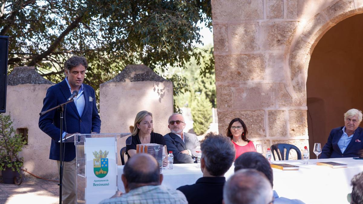 Rioja ha presentado el libro con Amparo Navarro (alcaldesa de Benissanó), Sergio Terol (presidente de la AGCV), Idoia Moll (directora de editorial Alba) y Juan Lagardera (periodista).