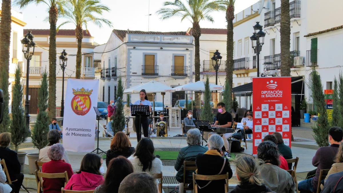 Audición musical en la Plaza del Pueblo en la primavera del año pasado