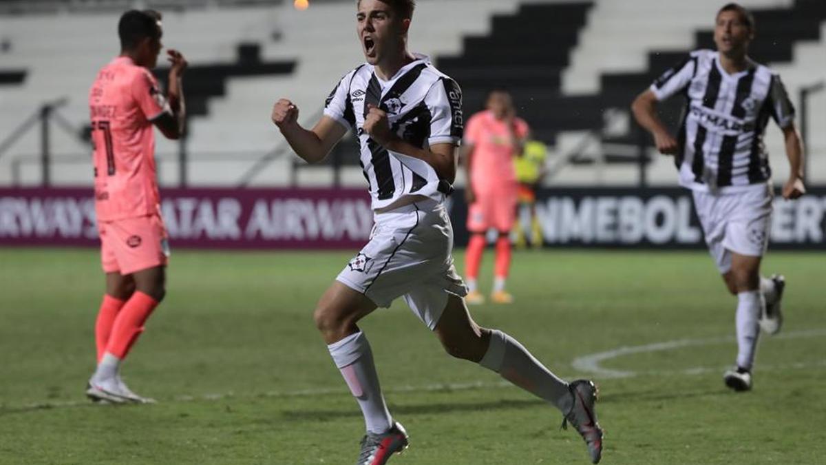 Kevin Rolón celebra el único tanto del partido entre Wanderers y Bolívar.