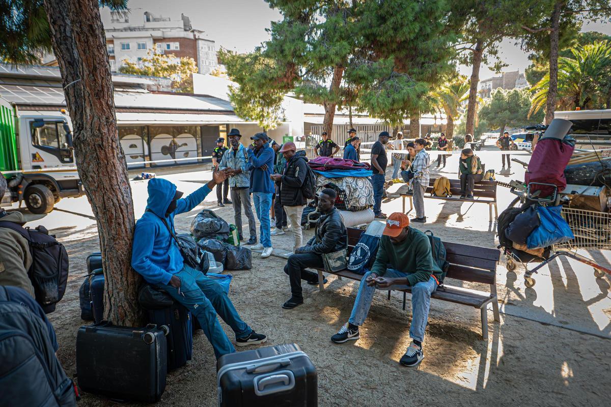 Barcelona desaloja a una treintena de personas sin hogar del parque Joan Miró