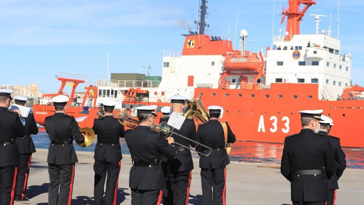 La banda de música despide a la dotación del Hespérides en el muelle de la Curra.