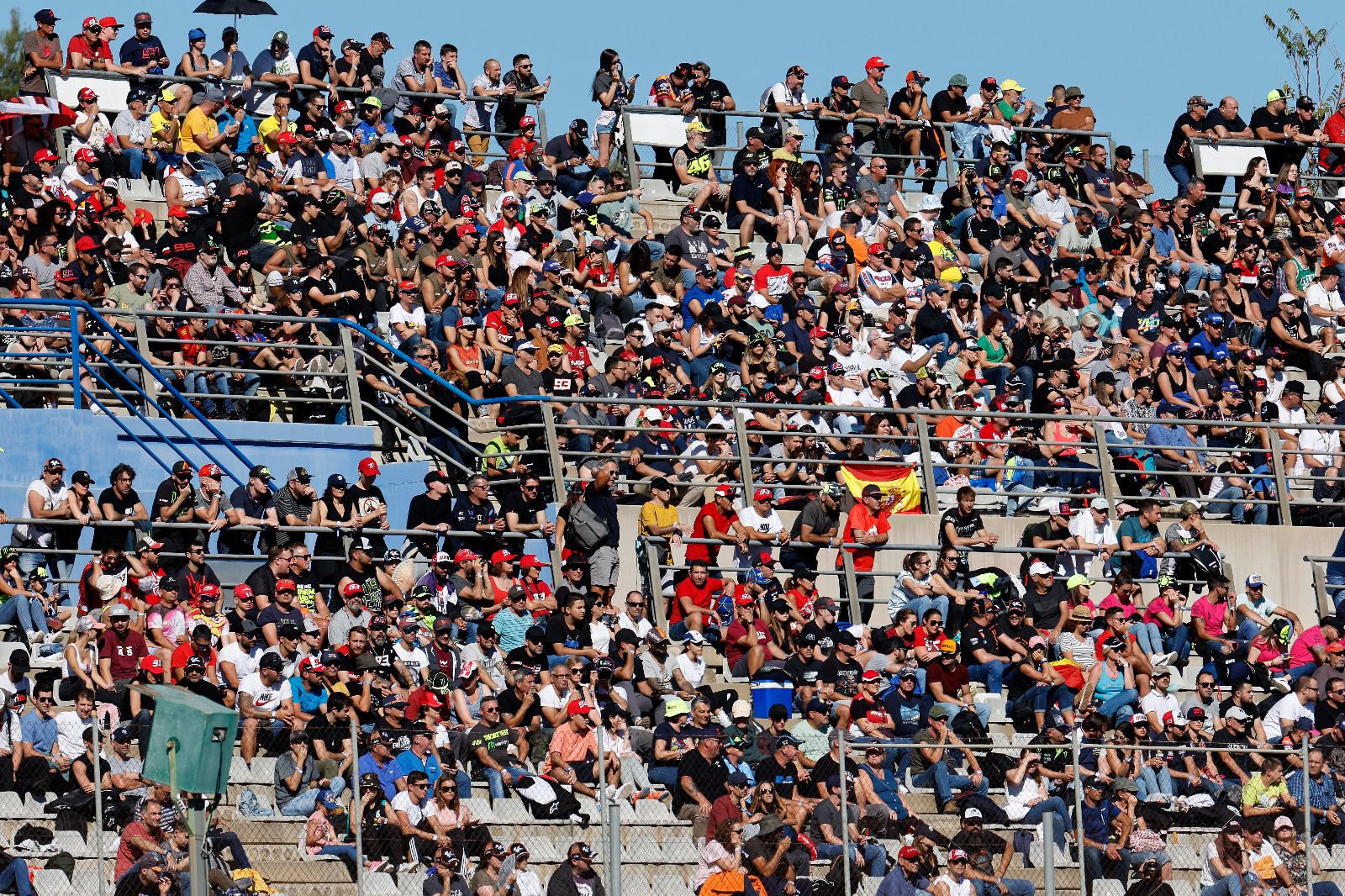 Cientos de personas acuden a Cheste para no perderse las carreras de MotoGP