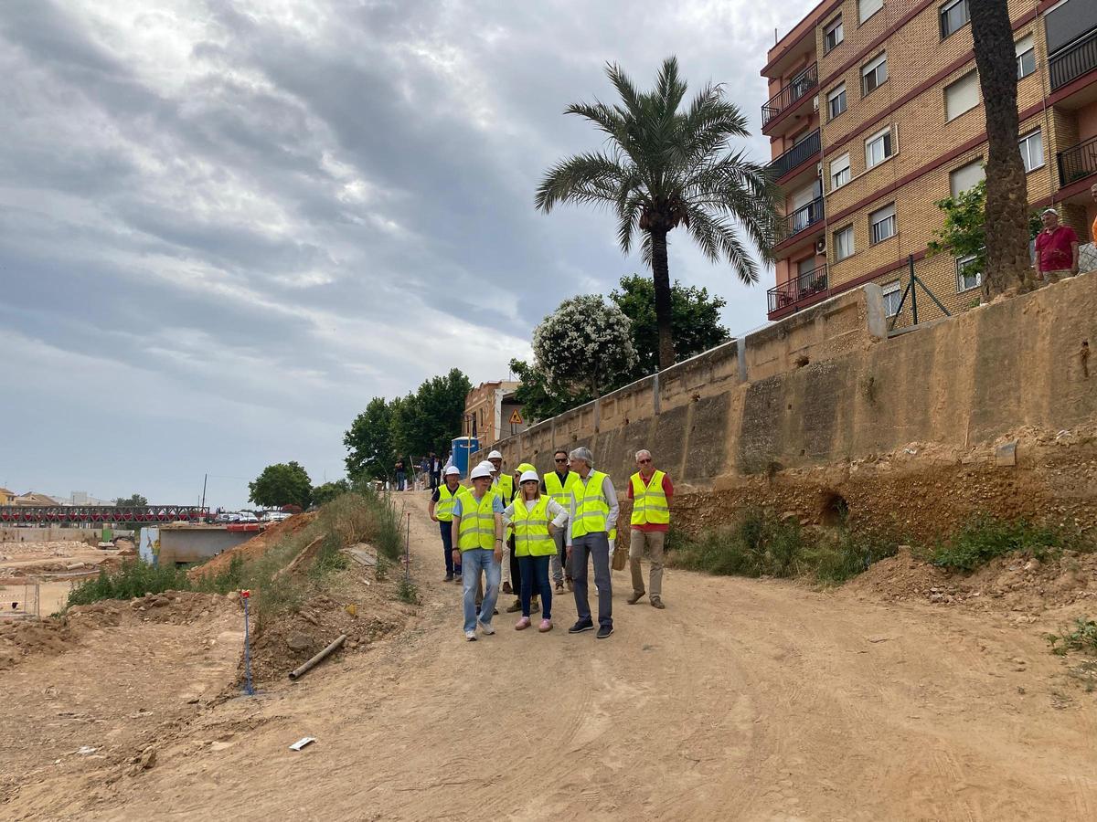 Pilar Bernabé y Josep Almenar supervisan las obras.