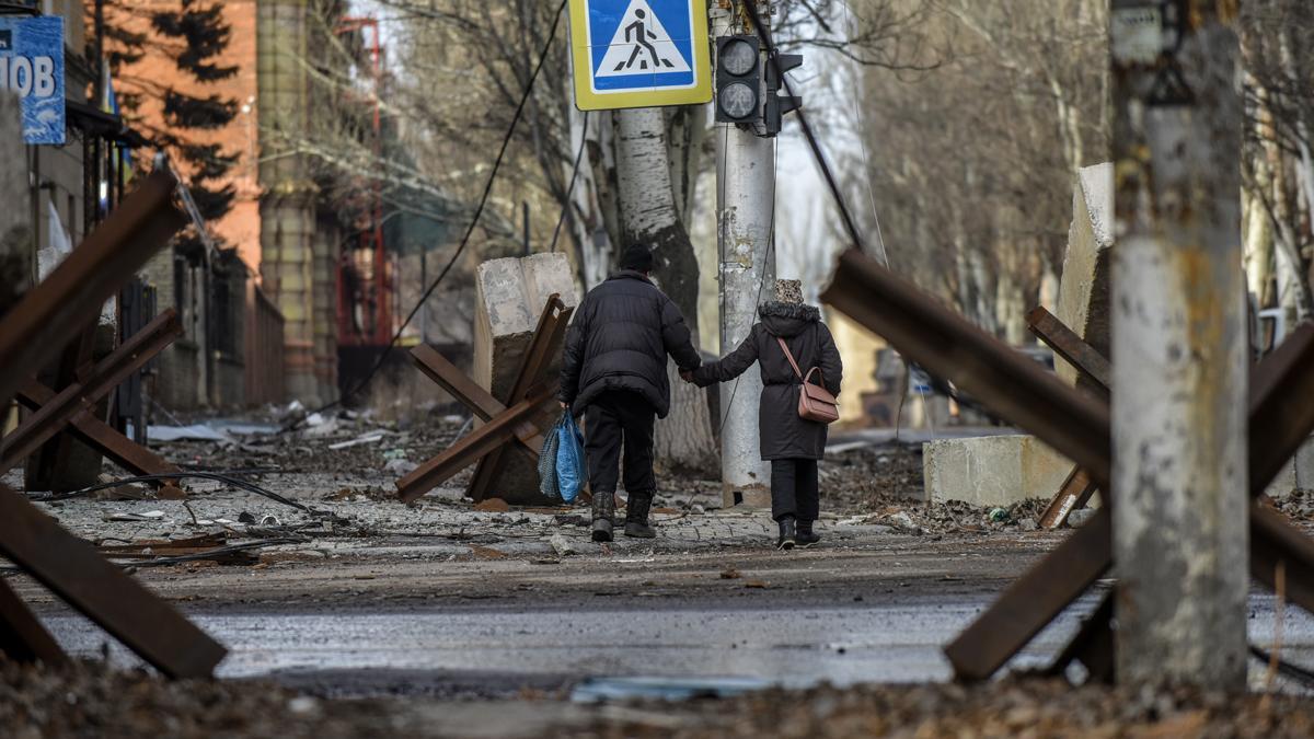 Gente en las calles de Bahkmut, en la región de Donetsk, en el este de Ucrania