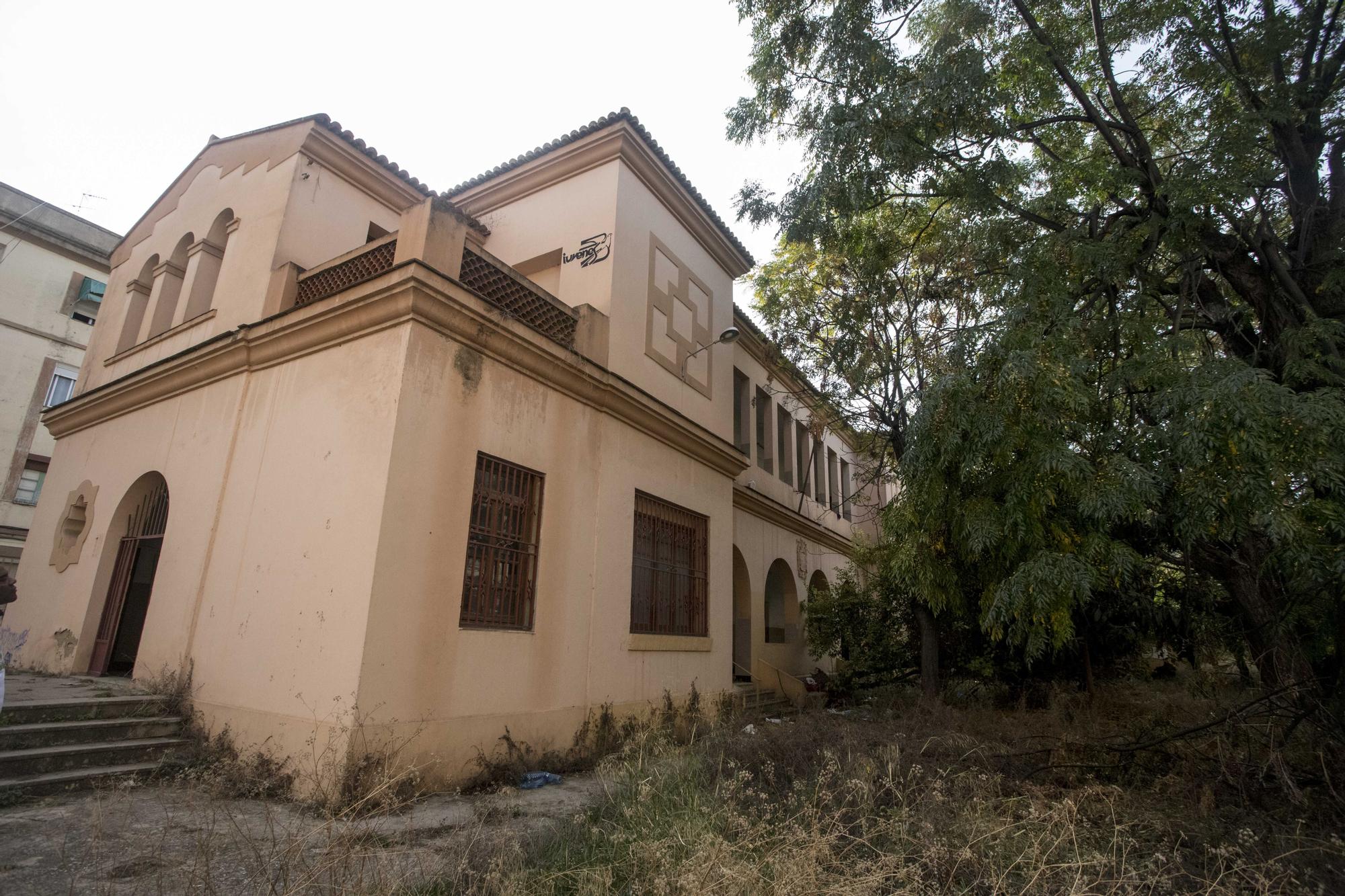 Quince migrantes africanos malviven en un colegio abandonado de València