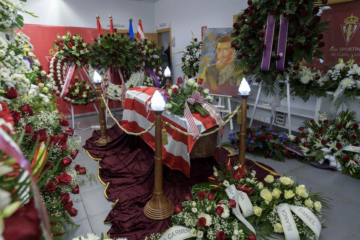 The casket of former Spanish striker Enrique Castro Quini  who died of a heart attack on Tuesday aged 68, is seen at the Molinon stadium in Gijon, northern Spain, February 28, 2018. REUTERS/Eloy Alonso