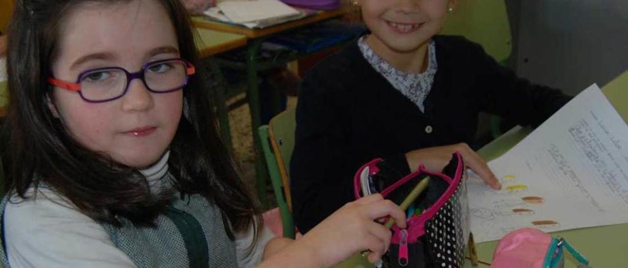 Arriba, Paula Klett y Lucía Calvo ultiman sus dibujos. En el centro, Mara Vega se afana en colorear su dibujo. A la izquierda, Mar Agüeria. Abajo, los trabajos de Tania Fernández, Lucía Calvo, Jomara García, Pelayo Montes, Mariana Barro, Mara Vega y Elier Zarabozo. m. m.