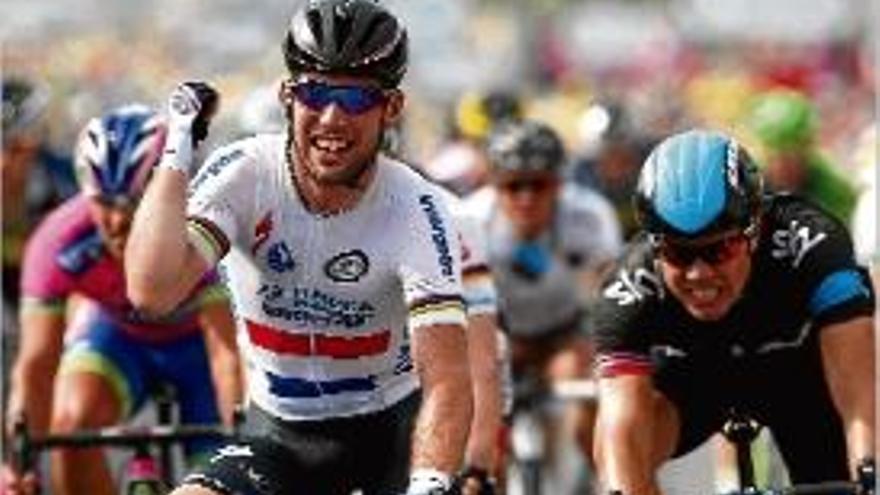 Cavendish celebra la victòria ahir la línia de meta a Marsella.