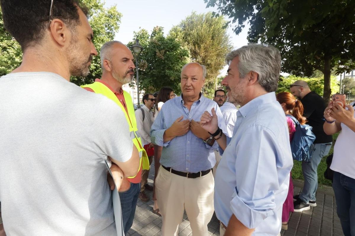 Responsables de Urbanismo y de la empresa adjudicataria, esta mañana en la zona de Vallellano.
