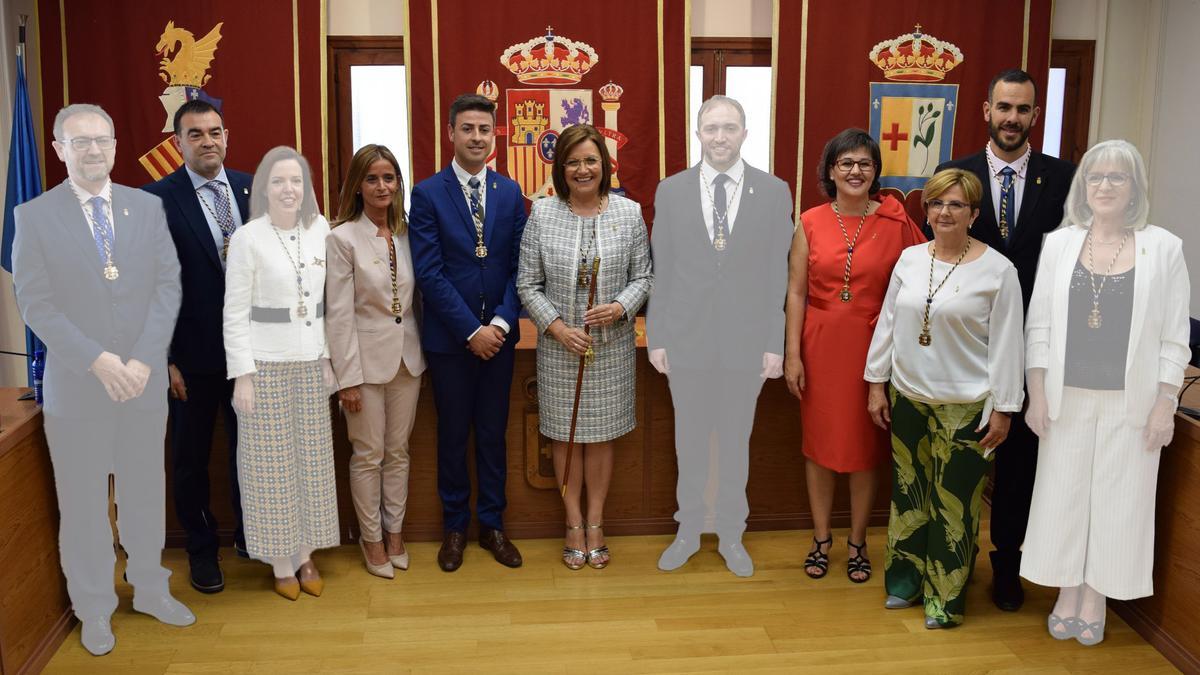 Con el entorno difuminado, los cuatro concejales del PSPV-PSOE que han dimitido en Benicarló desde el pasado mes de septiembre: Román Sánchez, Clara Cid, Pedro Manchón y Filo Agut.