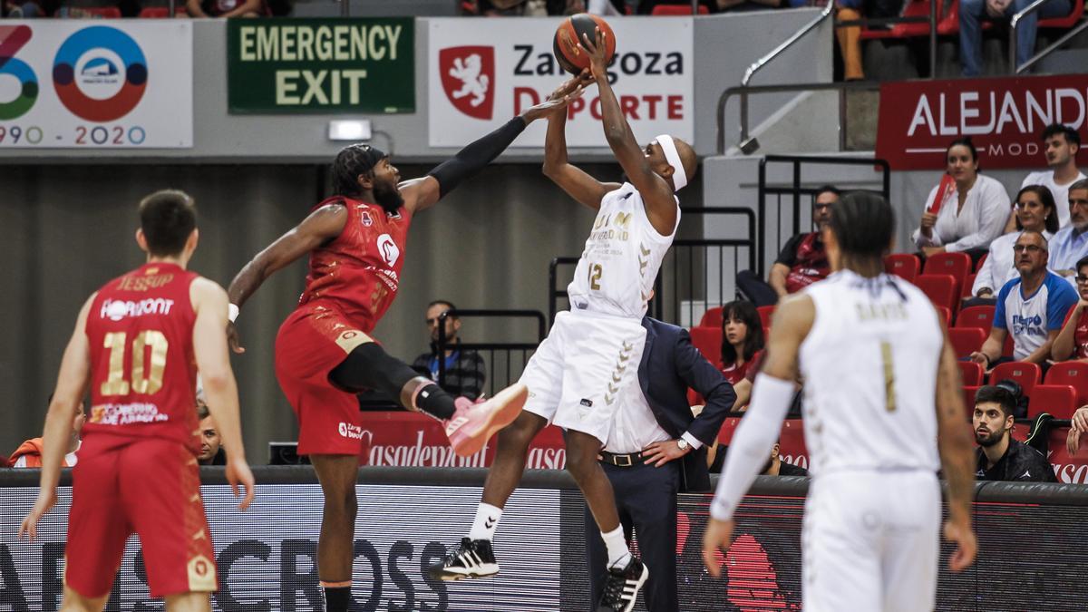 Thad McFadden mete un triple inverosímil durante el encuentro ante Zaragoza