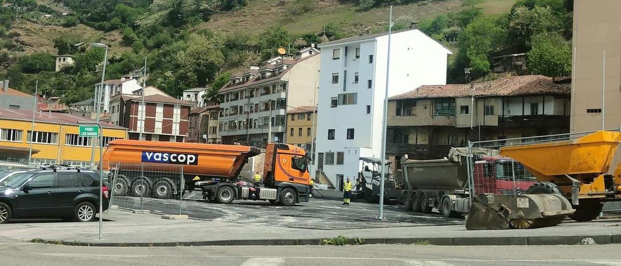 Trabajos de asfaltado en el aparcamiento de Sotiello. | L. Camporro