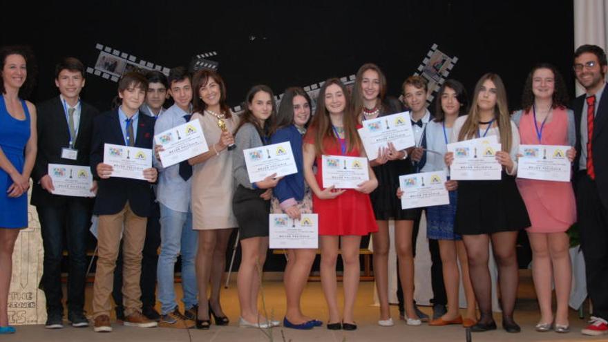 Entrega de premios a los cortos que los jóvenes realizan durante los talleres de integración.