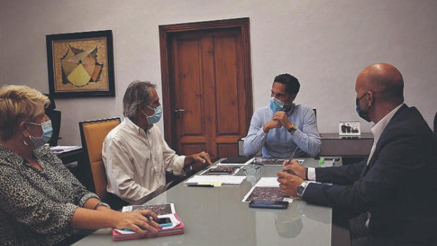 Reunión del concejal Alejandro Marrero con los empresarios.