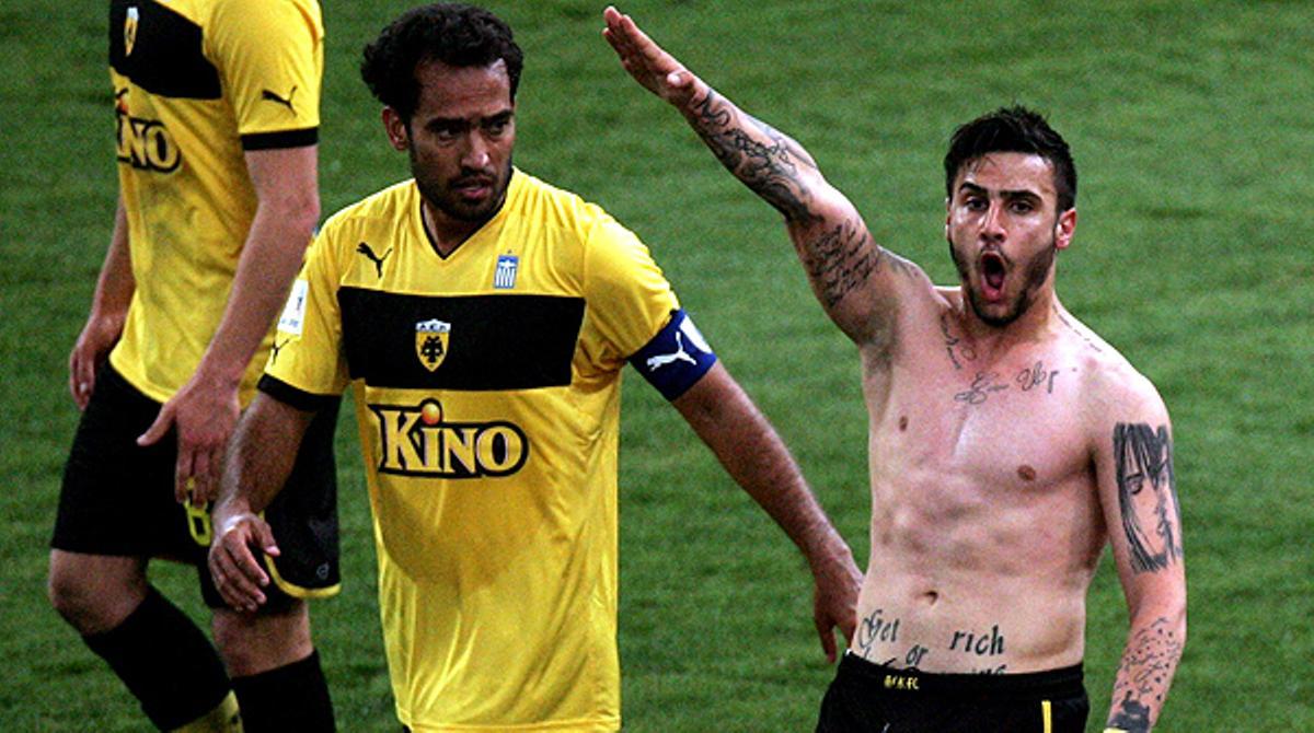 Giorgos Katidis, jugador de l’AEK Atenes, celebra un gol fent la salutació nazi.