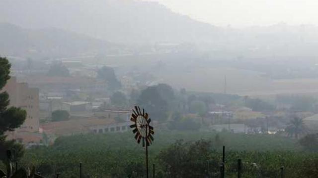 La niebla cubrió la ciudad las primeras horas del día.