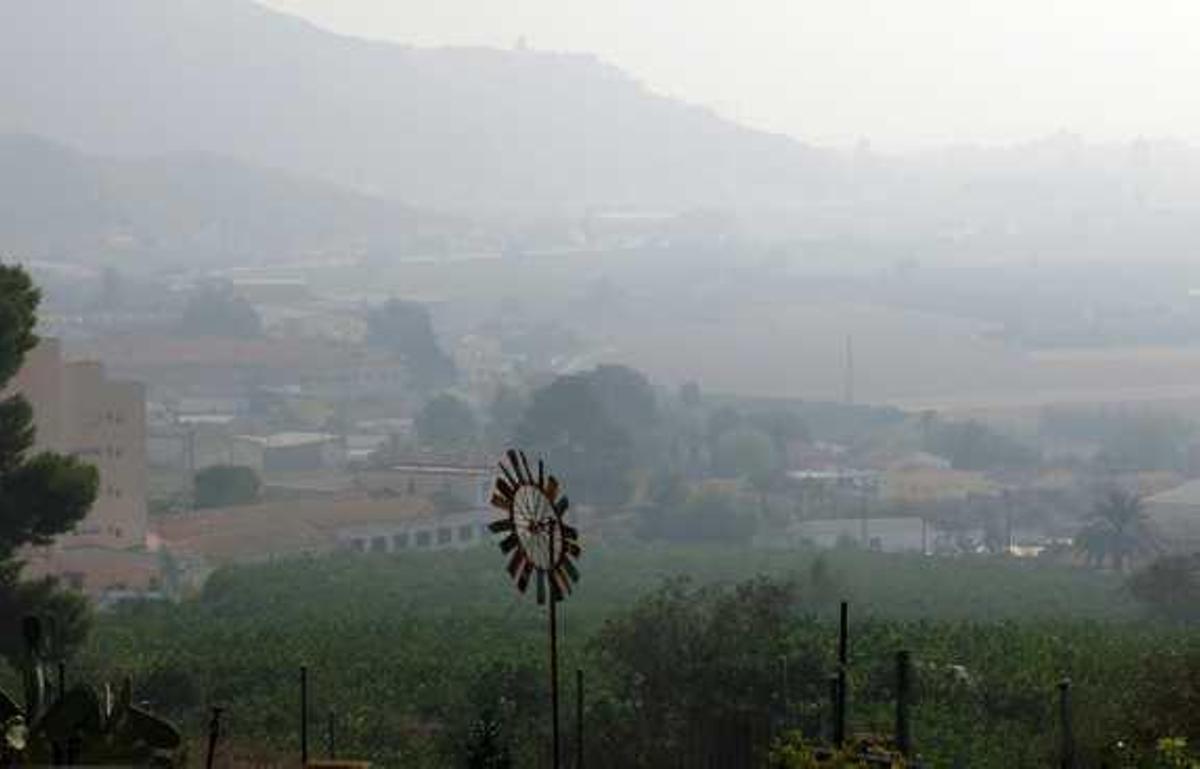 La niebla cubrió la ciudad las primeras horas del día.