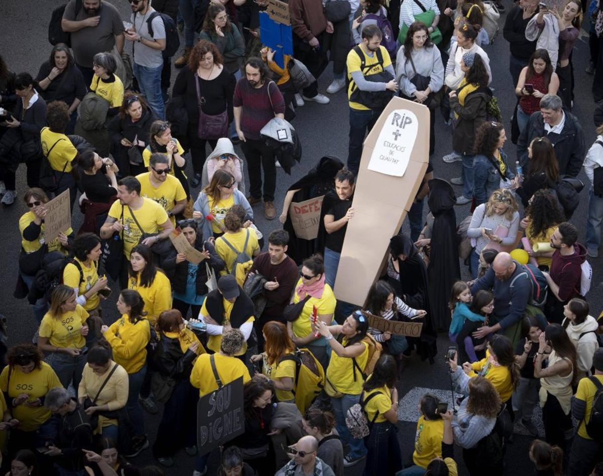 Educació i sindicats pacten apujar 3.000 euros anuals als docents