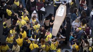 Educació i sindicats pacten apujar 3.000 euros anuals als docents