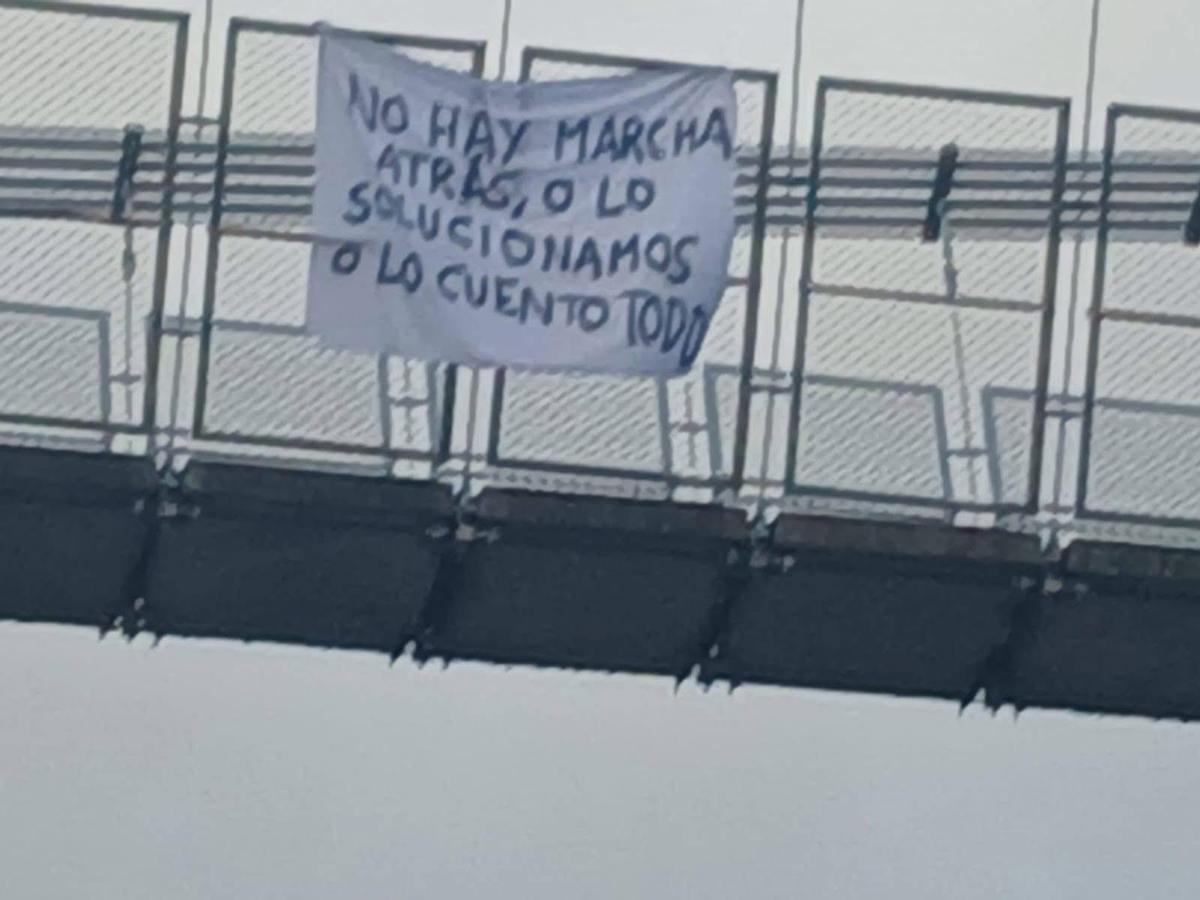 La última pancarta aparecida en el puente colgante de Cangas del Narcea.